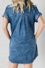 Carregar imagem no visualizador da galeria, Raw Hem Pocketed Cap Sleeve Denim Dress
