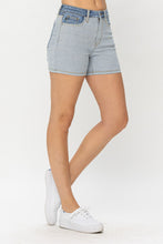 Carregar imagem no visualizador da galeria, Judy Blue Full Size Color Block Denim Shorts
