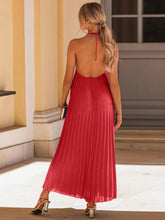 Carregar imagem no visualizador da galeria, Pleated Halter Neck Sleeveless Dress
