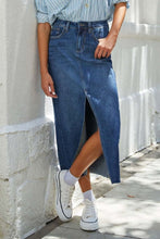 Carregar imagem no visualizador da galeria, Slit Raw Hem Midi Denim Skirt
