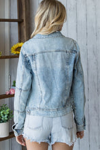 Carregar imagem no visualizador da galeria, Veveret Distressed Button Up Denim Jacket
