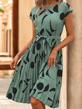 Carregar imagem no visualizador da galeria, Tied Pleated Printed Cap Sleeve Dress
