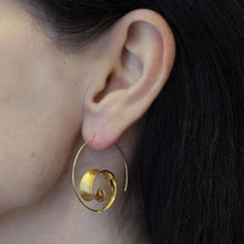 Carregar imagem no visualizador da galeria, Spiral Design Hoop Earrings
