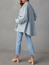 Carregar imagem no visualizador da galeria, Button Down Raw Hem Denim Jacket
