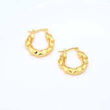 Carregar imagem no visualizador da galeria, Gold-Plated Huggie Earrings
