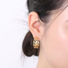 Carregar imagem no visualizador da galeria, Stainless Steel C-Hoop Earrings
