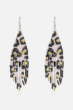 Carregar imagem no visualizador da galeria, Beaded Dangle Earrings
