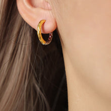 Carregar imagem no visualizador da galeria, 18K Gold-Plated Huggie Earrings
