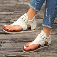 Carregar imagem no visualizador da galeria, Studded Raw Hem Flat Sandals
