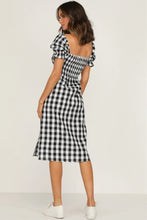 Carregar imagem no visualizador da galeria, Full Size Slit Plaid Short Sleeve Midi Dress
