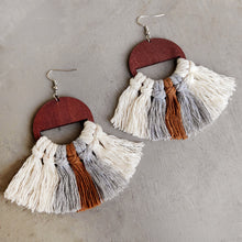 Carregar imagem no visualizador da galeria, Tassel Detail Drop Earrings
