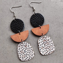 Carregar imagem no visualizador da galeria, Leather &amp; Wood Drop Earrings
