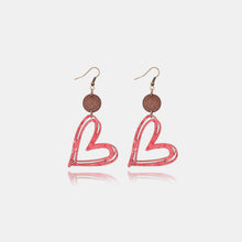 Carregar imagem no visualizador da galeria, Cutout Heart Shape Wood Earrings
