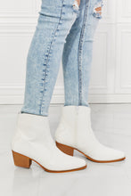 Carregar imagem no visualizador da galeria, MMShoes Watertower Town Faux Leather Western Ankle Boots in White
