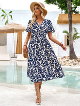 Carregar imagem no visualizador da galeria, Printed Surplice Short Sleeve Midi Dress
