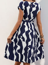 Carregar imagem no visualizador da galeria, Tied Pleated Printed Cap Sleeve Dress
