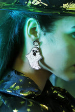 Carregar imagem no visualizador da galeria, Ghost Shape Beaded Dangle Earrings
