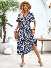 Carregar imagem no visualizador da galeria, Printed Surplice Short Sleeve Midi Dress
