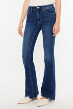 Carregar imagem no visualizador da galeria, Kancan Cat&#39;s Whiskers Raw Hem Flare Jeans
