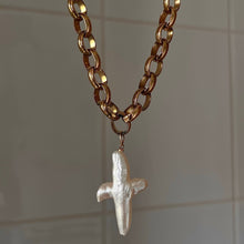 Carregar imagem no visualizador da galeria, Freshwater Pearl Brass Cross Pendant Necklace
