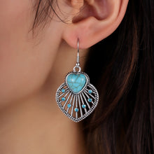 Carregar imagem no visualizador da galeria, Artificial Turquoise Rhinestone Heart and Leaf Shape Earrings
