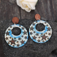 Carregar imagem no visualizador da galeria, Cutout Star Print Wooden Dangle Earrings
