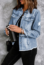 Carregar imagem no visualizador da galeria, Distressed Raw Hem Denim Jacket
