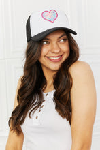 Carregar imagem no visualizador da galeria, Fame Falling For You Trucker Hat in Black
