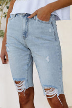 Carregar imagem no visualizador da galeria, Distressed Raw Hem Denim Shorts
