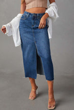 Carregar imagem no visualizador da galeria, Slit Raw Hem Midi Denim Skirt
