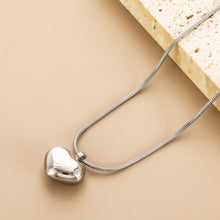 Carregar imagem no visualizador da galeria, Stainless Steel Heart Pendant Necklace
