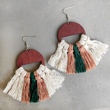 Carregar imagem no visualizador da galeria, Tassel Detail Drop Earrings
