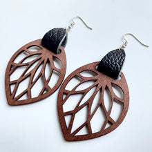 Carregar imagem no visualizador da galeria, Leaf Drop Earrings
