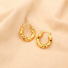 Carregar imagem no visualizador da galeria, Gold-Plated Huggie Earrings
