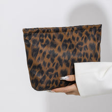 Carregar imagem no visualizador da galeria, Nylon Clutch with Zipper
