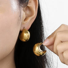 Carregar imagem no visualizador da galeria, Stainless Steel Moon Shape Earrings
