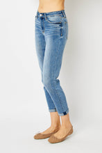 Carregar imagem no visualizador da galeria, Judy Blue Full Size Cuffed Hem Slim Jeans
