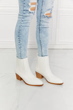 Carregar imagem no visualizador da galeria, MMShoes Love the Journey Stacked Heel Chelsea Boot in White
