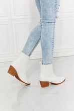 Carregar imagem no visualizador da galeria, MMShoes Love the Journey Stacked Heel Chelsea Boot in White
