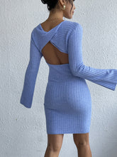 Carregar imagem no visualizador da galeria, Backless Round Neck Long Sleeve Sweater Dress
