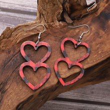 Carregar imagem no visualizador da galeria, Cutout Heart Shape Wood Earrings
