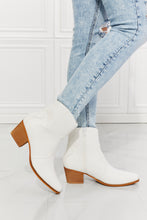 Carregar imagem no visualizador da galeria, MMShoes Watertower Town Faux Leather Western Ankle Boots in White
