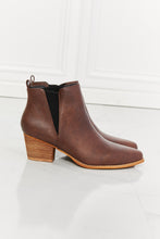 Carregar imagem no visualizador da galeria, MMShoes Back At It Point Toe Bootie in Chocolate
