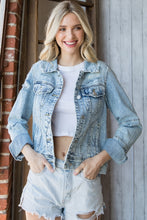 Carregar imagem no visualizador da galeria, Veveret Distressed Button Up Denim Jacket
