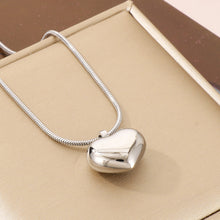 Carregar imagem no visualizador da galeria, Stainless Steel Heart Pendant Necklace
