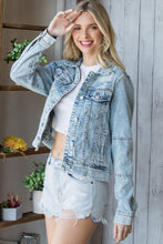 Carregar imagem no visualizador da galeria, Veveret Distressed Button Up Denim Jacket
