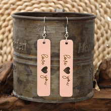 Carregar imagem no visualizador da galeria, Heart Cutout Wooden Dangle Earrings
