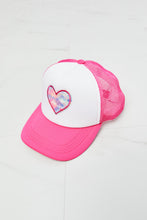 Carregar imagem no visualizador da galeria, Fame Falling For You Trucker Hat in Pink
