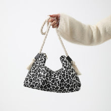 Carregar imagem no visualizador da galeria, Printed Small Crossbody Bag
