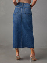 Carregar imagem no visualizador da galeria, Slit Raw Hem Midi Denim Skirt
